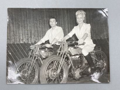 null Robert DOISNEAU (1912-1994)

Couple on Motorcycles (Los Gaaros?). 

Silver print...