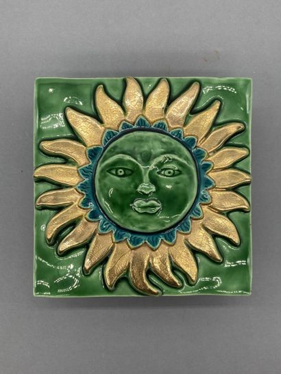 null Mithé ESPELT

Square box in green enamelled stamped earth, decoration "Sun"...