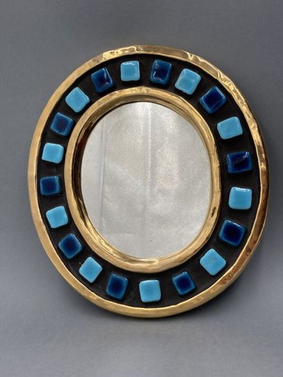 null Mithe ESPELT. 

Miroir oval en terre estampée émaillée à décor de cabochons...