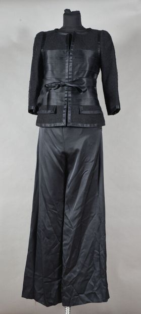 null CHANEL boutique Automne 2006.
Tailleur trois pièces en tweed noir composé d'une...