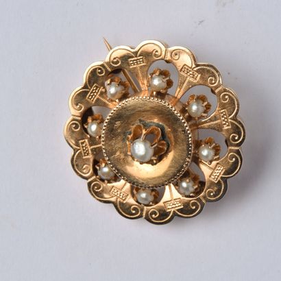 null Broche ronde festonnée en or jaune 18K (750/oo) à décor ajouré agrémenté de...