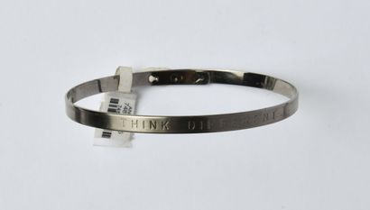 null MYA BAY : Bracelet jonc souple ouvrant en métal argenté gravé "Think Different"....