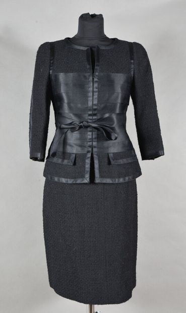 null CHANEL boutique Automne 2006.
Tailleur trois pièces en tweed noir composé d'une...