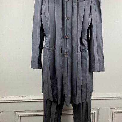 null ISSEY MIYAKE. n°IM98-FD923. Grey/black polyester accordion pleated suit with...
