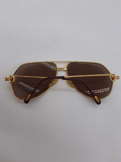 null CARTIER. Paire de lunettes de soleil Aviateur en metal doré à finition Bordeaux....