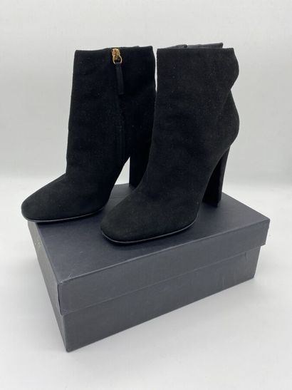 null GIUSEPPE ZANOTTI. Pair of black suede ankle boots, split at the back on a 10...