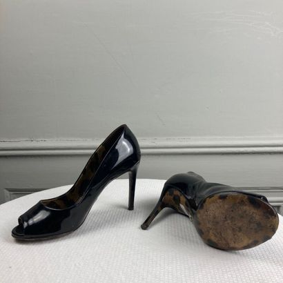 null DOLCE & GABBANA. Paire d'escarpins à bout ouvert en cuir vernis noir, talon...