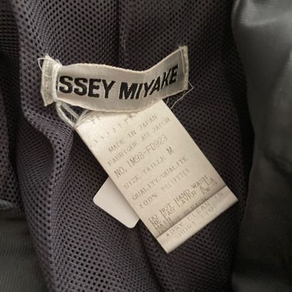 null ISSEY MIYAKE. n°IM98-FD923. Tailleur en polyester gris/noir plissé accordéon...