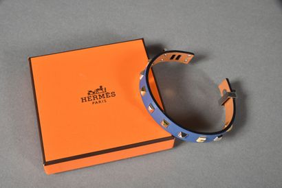 null HERMES made in France. Bracelet mini dog en cuir bleu rehaussés de clous carrés...