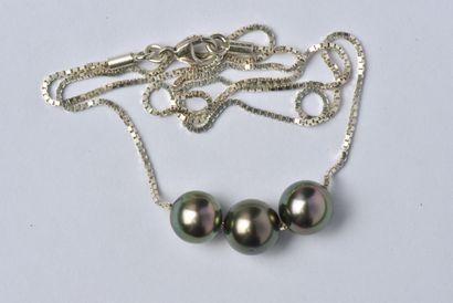 null Silver necklace (800/oo) with three mobile Tahitian pearls (diameters: 8.5 to...