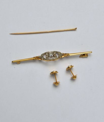 Lot in 18K yellow gold (750/oo) comprising...
