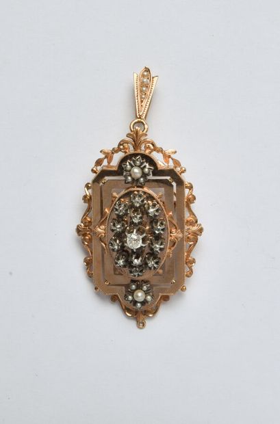 18K (750/oo) yellow gold brooch pendant decorated...