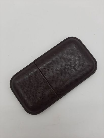 null LOUIS VUITTON. Case for 3 cigars in brown taiga leather. Some marks of wear....