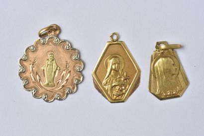 null Lot en or 18K (750/oo) comprenant 3 médailles religieuses de la Vierge, deux...