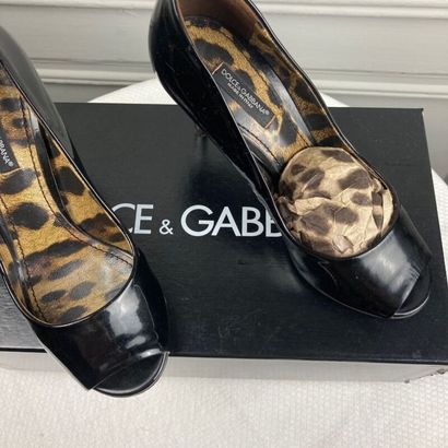 null DOLCE & GABBANA. Paire d'escarpins à bout ouvert en cuir vernis noir, talon...