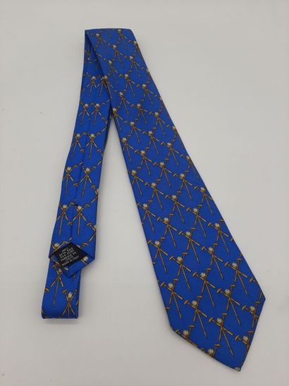 null CHANEL. Cravate en soie bleue à motif de maillets de polo en croisillons jaune....