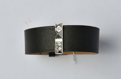 null ZEADES : Bracelet en cuir noir agrémenté d'un motif en argent (925/oo), à décor...