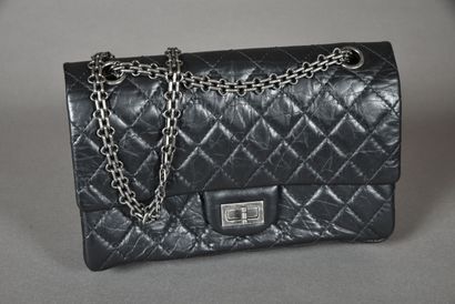 null CHANEL. 
2.55 quilted black leather bag, swivel clasp on patinated silver metal...
