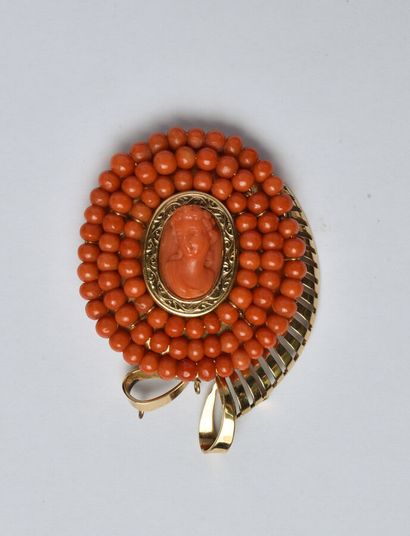 null 18K (750/oo) yellow gold brooch centered with an oval cameo on coral showing...