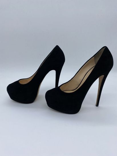 null GIUSEPPE ZANOTTI. Paire d'escarpins en daim noir, talon de 15 cm sur plateforme...