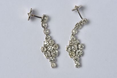 null Pair of 18K (750/oo) white gold earrings each consisting of a stud holding a...