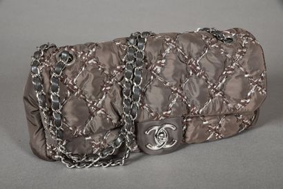 null CHANEL. Sac classique en nylon marron matelassé, rehaussé de fils argent, taupe...