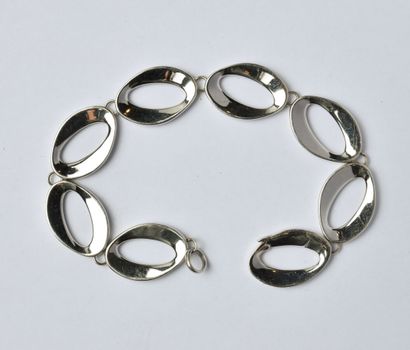 null 18K (750/oo) white gold bracelet composed of stylized openwork oval links. Length:...