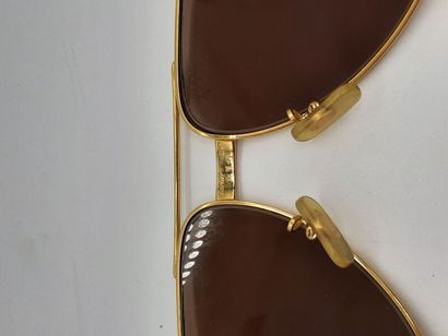 null CARTIER. Paire de lunettes de soleil Aviateur en metal doré à finition Bordeaux....