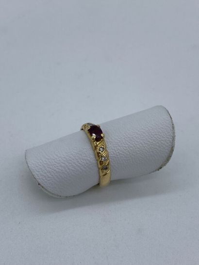 null 18K (750/oo) yellow gold ring centered on an oval ruby (worn and damaged) with...