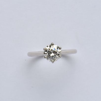 18K (750/oo) white gold solitaire ring set...