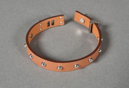null HERMES made in France. Bracelet Mini Dog en cuir beige rehaussé de clous ronds...
