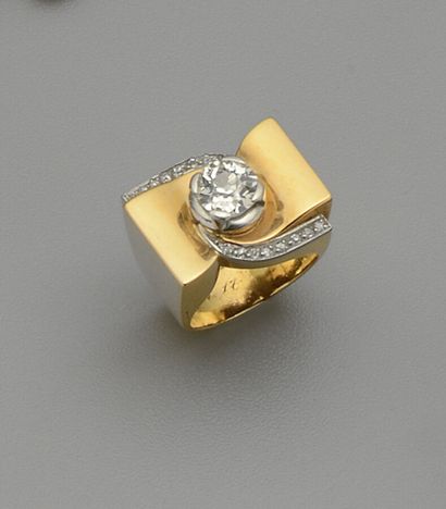 null 18K (750/oo) yellow gold and platinum (850/oo) "Tank" ring, the center forming...