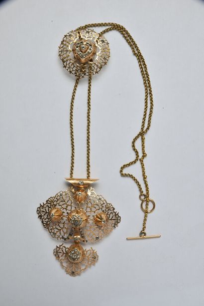 null Collier à maille jaseron et sa Croix de Rouen en or jaune 18K (750/oo) à décor...