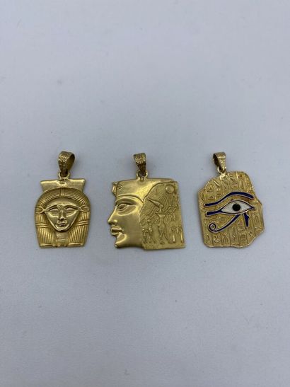 null Lot en or jaune 18K (750/oo) comprenant trois pendentifs à décors inspirés de...