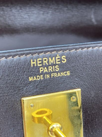 null HERMES Paris made in France, 1977.
Sac Kelly 32 en box marron, bijouterie en...