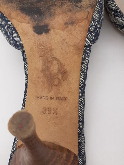 null DIOR par Galliano, Paire de mules à bout pointu en toile denim jacquard signee...