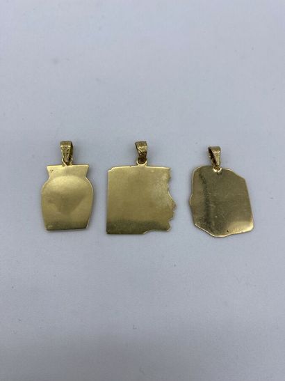 null Lot en or jaune 18K (750/oo) comprenant trois pendentifs à décors inspirés de...