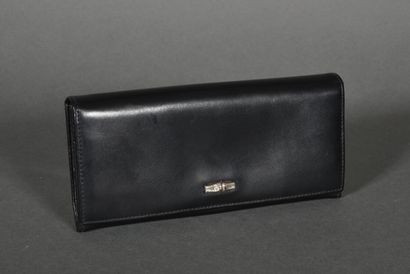 null LONGCHAMP.
Black glazed leather wallet, snap closure under silver reed flap....