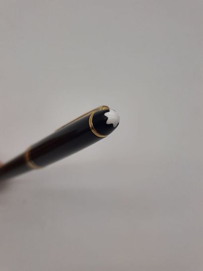 null MONTBLANC Meisterstuck. Stylo feutre fin en résine noir et metal doré, avec...