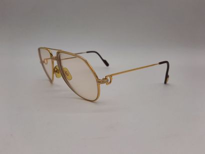null CARTIER. Paire de lunettes de vue Aviateur en metal doré à finition Bordeaux....