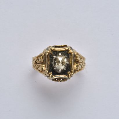 null Bague ancienne en or jaune 18K (750/oo) centrée d'un diamant taillé en rose...
