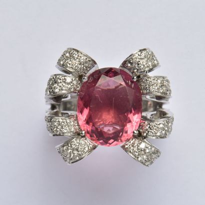 null 18K (750/oo) white gold ring centered with an oval pink tourmaline weighing...