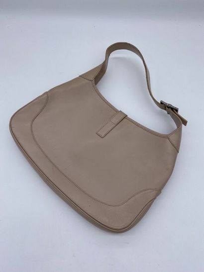 null GUCCI. Sac Jackie en cuir beige, fermoir poussoir en métal argenté sur patte,...