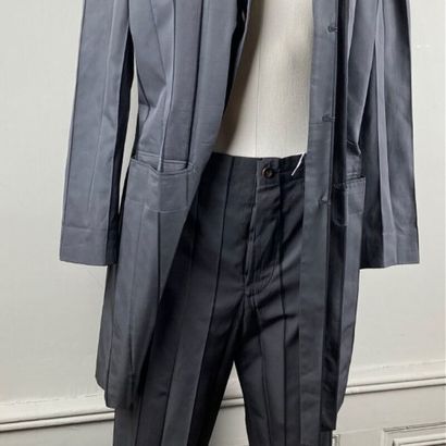 null ISSEY MIYAKE. n°IM98-FD923. Tailleur en polyester gris/noir plissé accordéon...