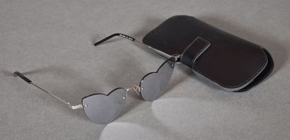 null SAINT LAURENT. Paire de lunettes de soleil Loulou, verres découpés coeurs, dans...