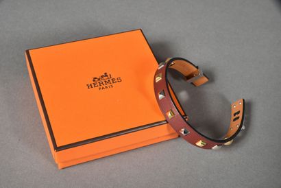 null HERMES made in France. Bracelet mini dog en cuir bordeaux rehaussé de clous...