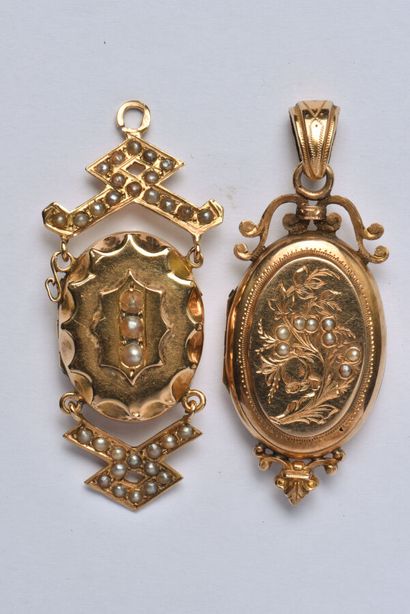 null Lot in 18K (750/oo) yellow gold comprising two opening souvenir medallions with...