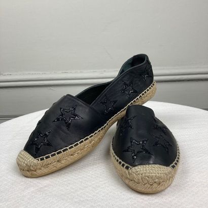 null SAINT LAURENT Paris. Paire d'espadrilles en cuir noir rebrodé d'étoiles pailletées...