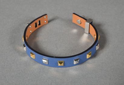 null HERMES made in France. Bracelet mini dog en cuir bleu rehaussés de clous carrés...