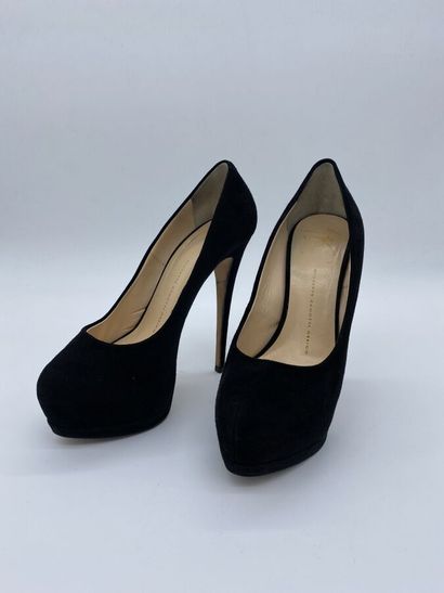 null GIUSEPPE ZANOTTI. Paire d'escarpins en daim noir, talon de 15 cm sur plateforme...